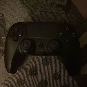 Black Ps5 controller used for a few days no package no broken stuff color black